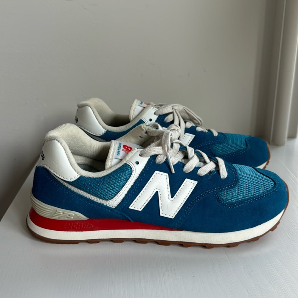 New Balance 574 Suede Classic Blue Indigo Sneakers  EUC!! Size Women 9.5 Men 8